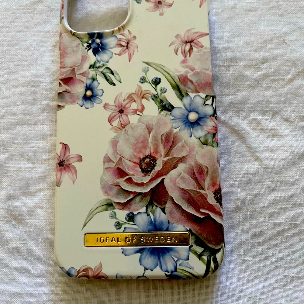 IPhone 12 phone case.